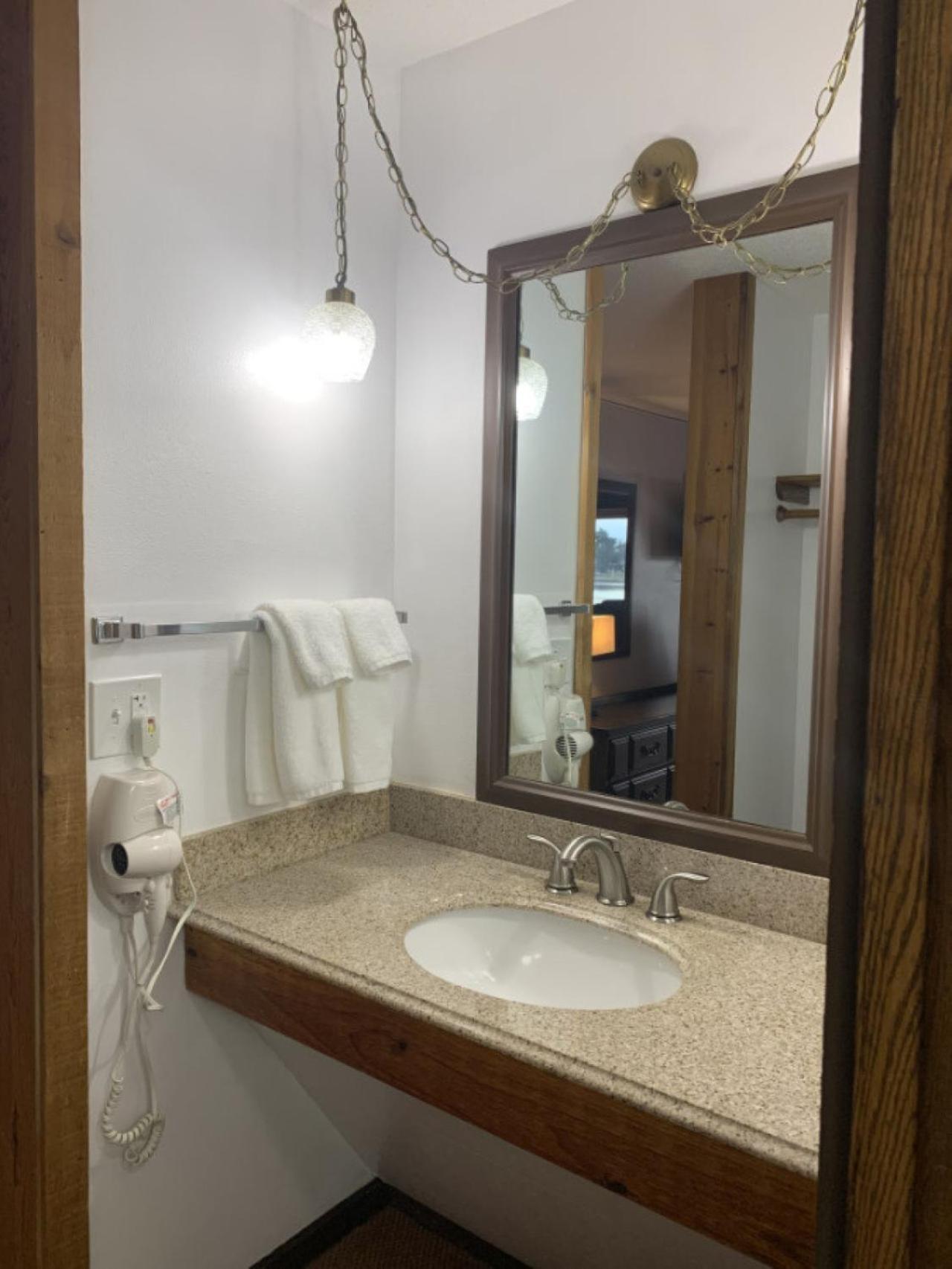 Bridge Inn Tomhawk - 2Nd Floor, 1 King Size Bed, Balcony, River View Tomahawk Luaran gambar